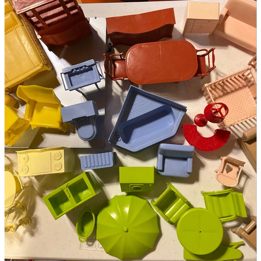 Lot of 49 Pieces of Vintage Doll House Furniture Plastic with Family Figures - Picture 4 of 9